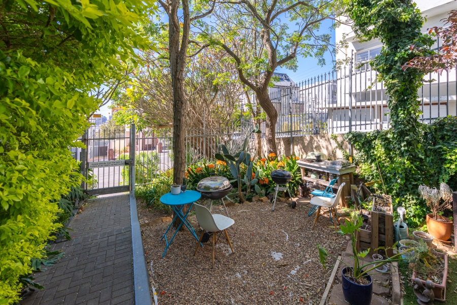 2 Bedroom Property for Sale in Vredehoek Western Cape
